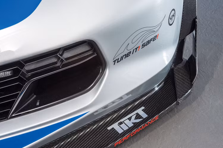 Cản trước của xe được trang bị thêm một cánh khuếch tán không khí bằng sợi carbon xịn.