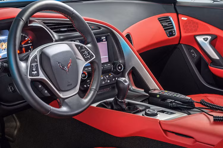 Bên trong nội thất, chiếc xe chỉ được bổ sung thêm bộ đàm chuyên dụng của cảnh sát, bên cạnh các trang bị chuẩn trên một chiếc Corvette Stingray.