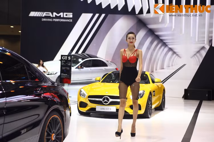 Sau khi "bay" trên không, những người mẫu của Mercedes sẽ lần lượt "hạ cánh" xuống sân khấu và trình diễn những bộ trang phục "ton sur ton" với xe.