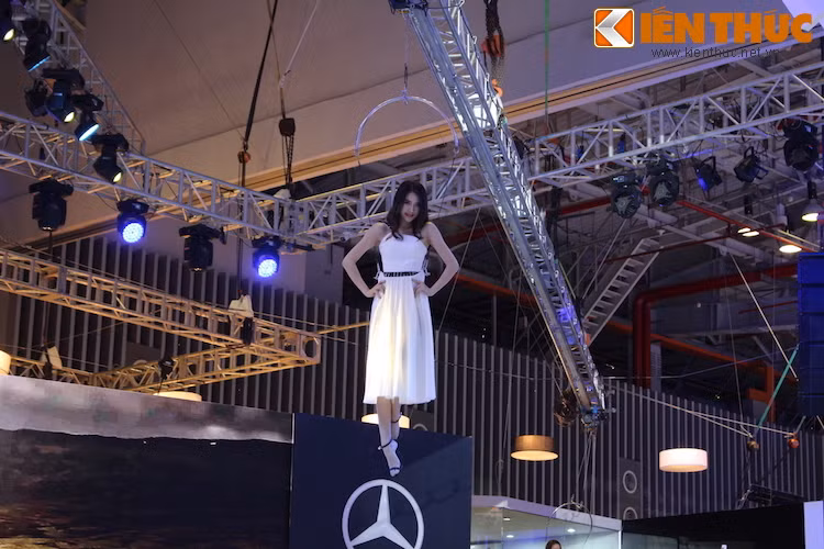 Đây là thiết kế bản sắc của Mercedes-Benz tại các kỳ triển lãm ôtô danh tiếng trên thế giới. Yếu tố ‘chuyển động’ được hãng nhấn mạnh thông qua các tiết mục múa Acrobat đương đại và trình diễn thời trang trên không.