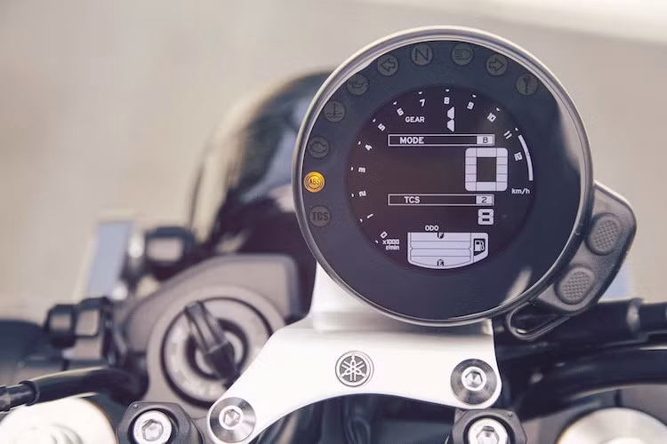 Giống như Ducati Scrambler, bảng đồng hồ của xe có hình tròn gọn gàng, nhưng được tích hợp đầy đủ các chức năng do sử dụng màn hình hiển thị LCD. Tuy nhiên khác với các dòng xe trên thị trường hiện nay, đồng hồ của xe có màu "ngược" với nền đen và chữ trắng.