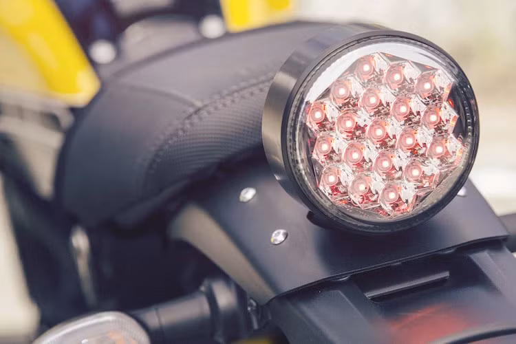Thoạt nhìn, đèn hậu của XSR900 có vẻ giống những chiếc xe độ theo phong cách cổ điển tuy nhiên trên thực tế, cụm đèn hậu của xe rất hiện đại khi được gộp lại từ 19 bóng LED nhỏ.