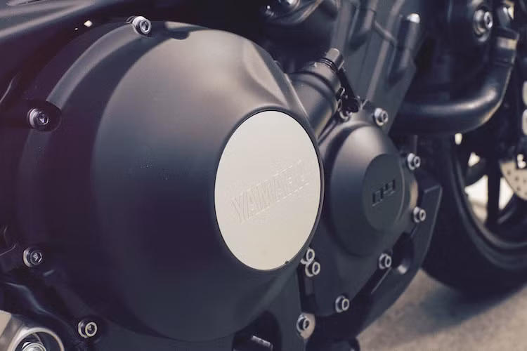 Bộ khung và động cơ của xe hoàn toàn giống với chiếc naked bike MT-09 của Yamaha. Nằm giữa bộ khung nhôm của xe là khối động cơ 4 kỳ 3 xi-lanh 847 cc DOHC, cho công suất cực đại hơn 115 mã lực tại 10.000 rpm &amp; mô men xoắn 87,5Nm tại 8.500 rpm.