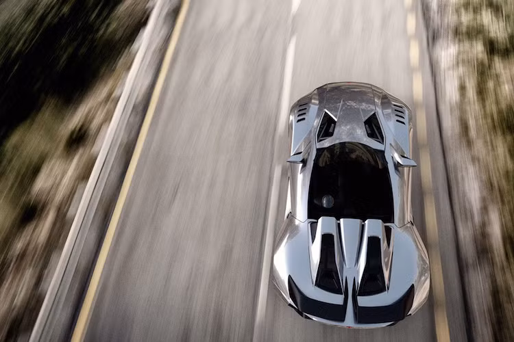 Với trọng lượng chỉ 839 kg, chiếc xe mui trần dẫn động cầu sau này có thể tăng tốc từ 0-100 km/h chỉ trong 2,5 giây. Rezvani đưa ra 2 tùy chọn hộp số cho xe là số sàn 6 cấp hoặc số tự động tuần tự.