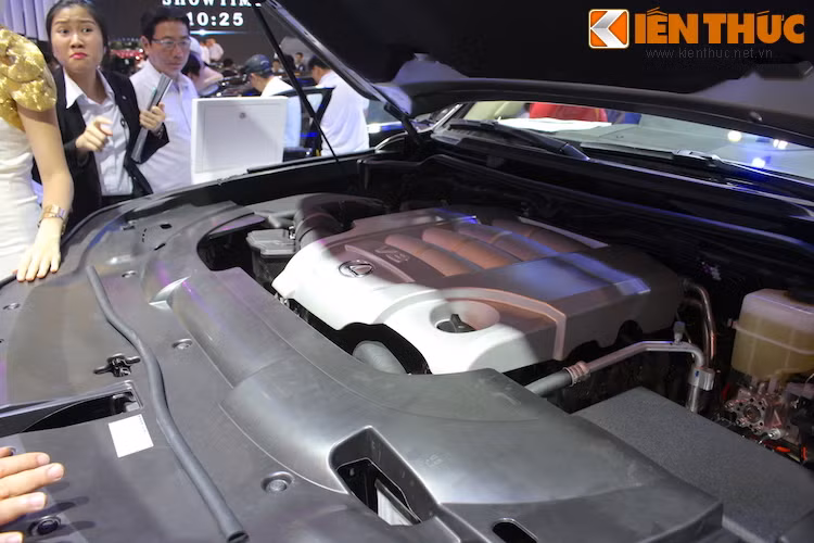 Về động cơ, LX570 mới vẫn được trang bị động cơ V8 5.7L kết hợp với hộp số tự động 8 cấp với dải tỷ số truyền rộng và sát nhau, cho công suất cực đại 367 mã lực/5600 vòng/phút.