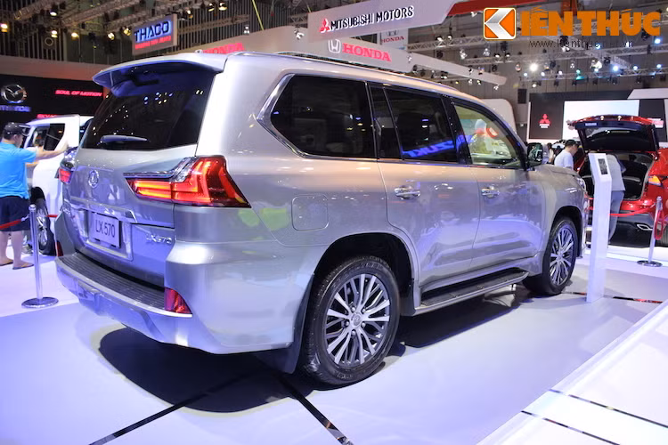 Cản sau của LX570 mới cũng được mở rộng, với những đường dập nổi xuyên suốt từ logo Lexus tới cụm đèn hậu hình chữ L thanh mảnh hơn.