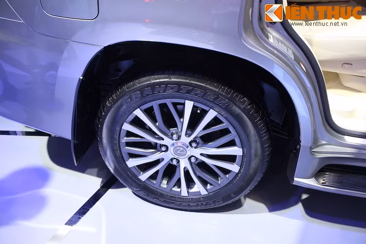 Bộ mâm đúc của xe cũng được thay đổi về thiết kế với kích thước mâm lên tới 20 inch, xứng tấm với mọt chiếc SUV hạng sang.