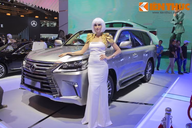 Trước khi được trưng bày lần đầu trước công chúng tại triển lãm ôtô Việt Nam 2015, Lexus cũng đã công bố phiên bản nâng cấp (facelift) giữa vòng đời của mẫu SUV hạng sang cỡ lớn Lexus LX570 2016.