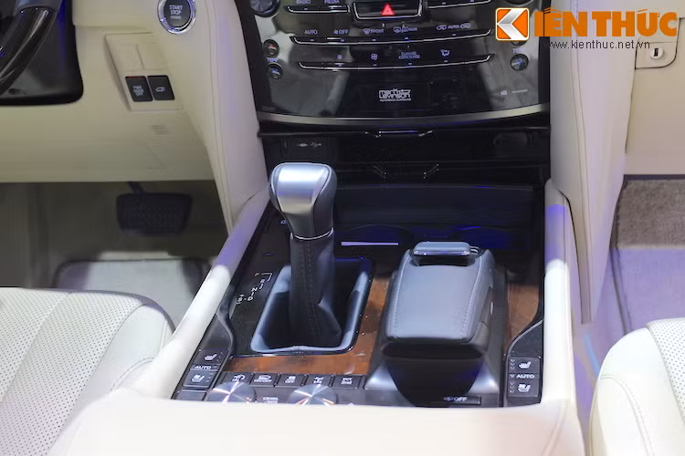 Ở trên bảng táp-lô là hệ thống thông tin giải trí với màn hình kích thước lên tới 12,3 inch, được điều khiển thông qua touchpad đặt cạnh cần số.