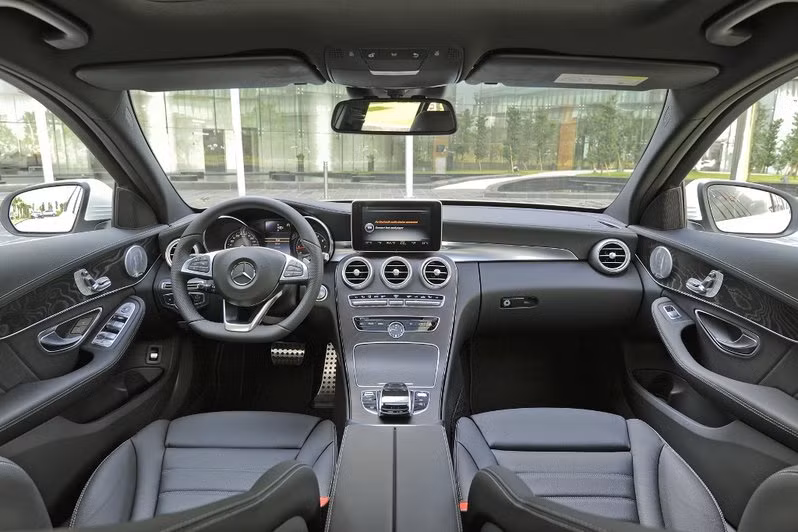 Nội thất của C-Class mới được Mercedes-Benz chăm chút kĩ lưỡng,nổi bật trong phân khúc. Ghế lái và ghế phụ phía trước được thiết kế khá rộng rãi và sang trọng. Theo mô tả của Mercedes thìthiết kế ghế cộng không gian sẽ mang lại trải nghiệm tương tự như khoang hạng thương gia trên máy bay.