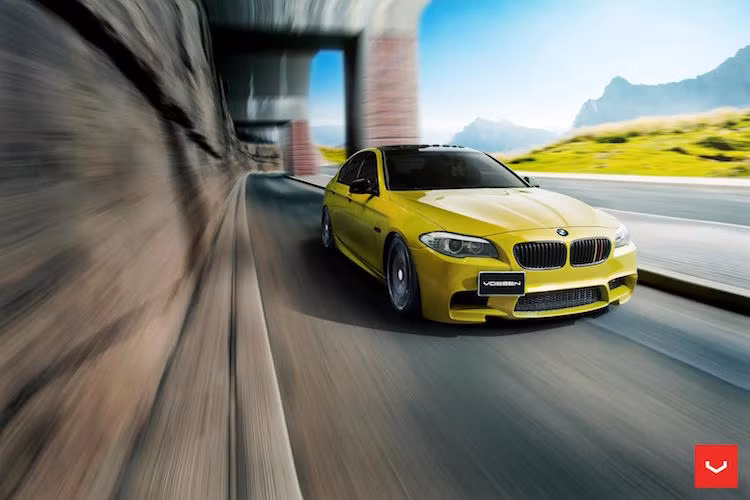 Cùng với hệ thống treo khí có khả năng điều chỉnh độ cao, chiếc siêu sedan BMW M5 vốn mạnh mẽ và thể thao nay càng trở nên hấp dẫn hơn.