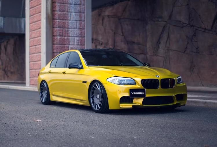 Ra mắt từ năm 1985 và trải qua tổng cộng 5 thế hệ, mẫu sedan thể thao BMW M5 đến nay đã trở thành một trong những tên tuổi nổi tiếng nhất trong phân khúc sedan cỡ trung thể thao.