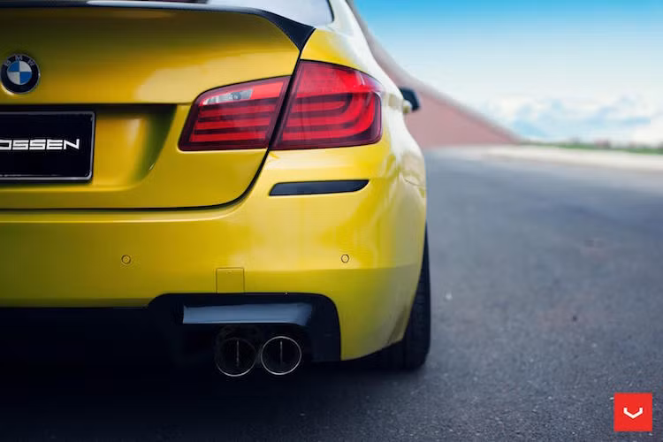 Do vốn đã có ngoại hình cực dữ dằn nên với bản độ M5 mới nhất, hãng mâm Vossen tới từ Mỹ chỉ trang bị thêm cho chiếc xe cánh đuôi dạng "đuôi vịt" trên nắp khoang hành lý và nẹp khí động học trên kính sau.