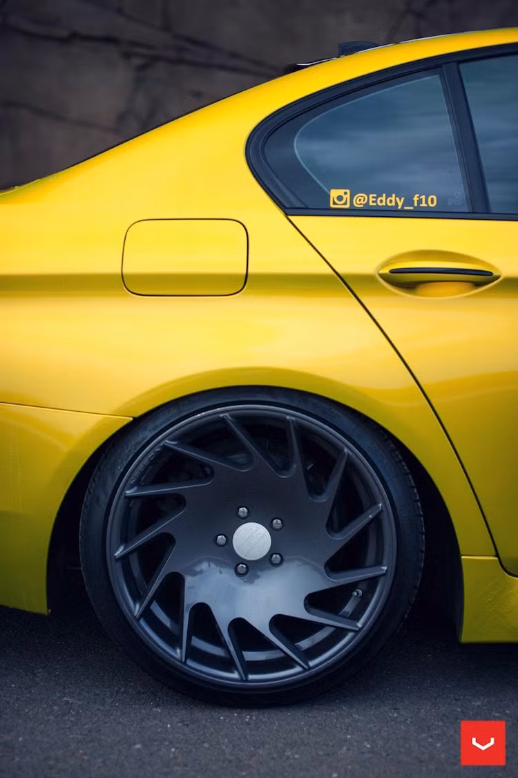 Để tạo sự tương phản với màu vàng của thân xe, bộ mâm đã được sơn màu nòng súng bóng.