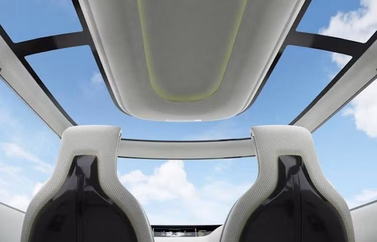 Bên trên các ghế là vòm mui kính hình chữ U rộng mở, cung cấp không gian đầy thoáng đãng cho nội thất của xe.