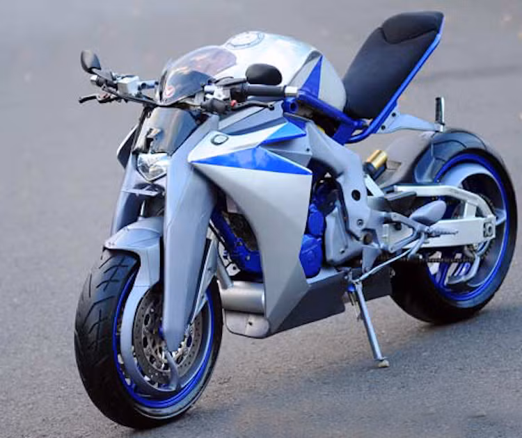 100% các chi tiết trên xe đã được cải tiến lại hoàn toàn. Trong đó nổi bật nhất phải kể tới dàn áo siêu độc được chủ xe thiết kế, biến chiếc Tiger Revo trở nên dữ dằn như một con "quái thú tương lai".