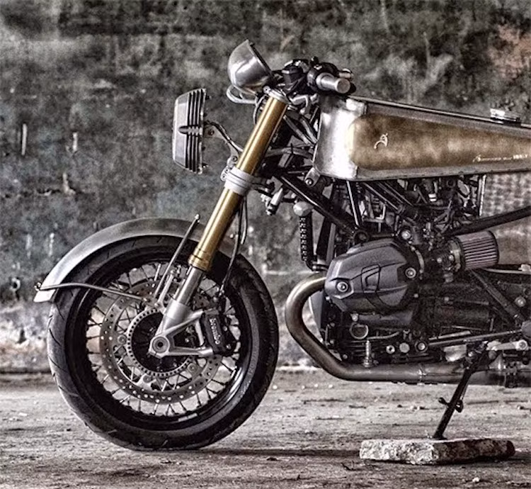 Toàn bộ dàn thân vỏ gốc của chiếc R Nine T đã bị loại bỏ, thay vào đó là các chi tiết gò hàn từ đồng, thép và nhôm được hoàn thiện thủ công và chỉ được phủ bóng. Đặc biệt, cụm đèn pha của xe có nắp che cực "độc", tận dụng nắp che động cơ Boxer 2 xi-lanh từ một chiếc BMW khác.