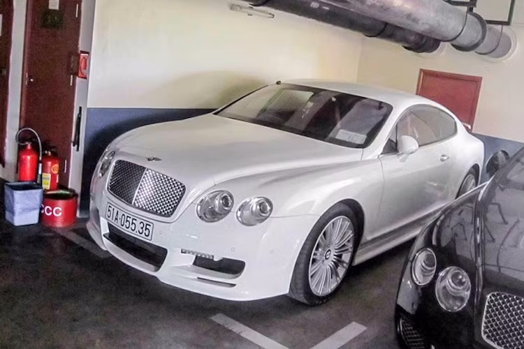 Sau khi về tay chủ mới, chiếc Bentley đã được sơn lại thành màu trắng và được "độ" thêm dàn bodykit Imperator GT của Hamann.