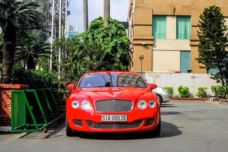 Trước khi về tay chủ mới, chiếc Bentley Continental GT Speed này từng thuộc quyền sở hữu của một thiếu gia Sài Gòn, người mua liên tiếp ba siêu xe trong thời gian gần đây.