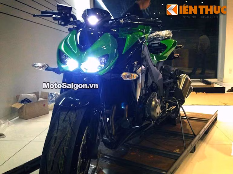 Cận cảnh Kawasaki Z1000 ABS 2015 chính hãng, có giá bán khoảng 463.000.000 VNĐ.