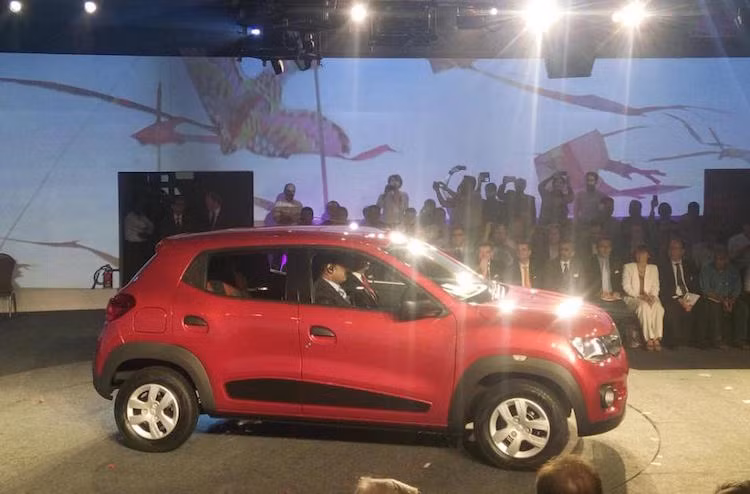 Xe sở hữu kích thước bé nhỏ với chiều dài 3.679 mm, rộng 1.579 mm và cao 1.478 mm. Chiều dài cơ sở của Kwid là 2422 mm, cùng với khoảng sáng gầm xe 180 mm.