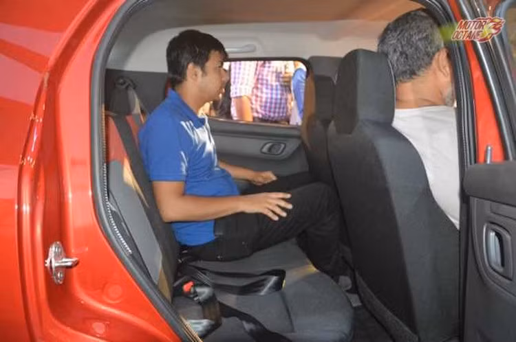 Với kích thước bé nhỏ nên Kwid không đem tới không gian rộng rãi cho người ngồi sau. Lưng ghế trước cũng thiếu đi những túi đựng đồ và đương nhiên, hệ thống điều hòa độc lập sẽ vắng bóng trên mẫu xe cỡ nhỏ này.