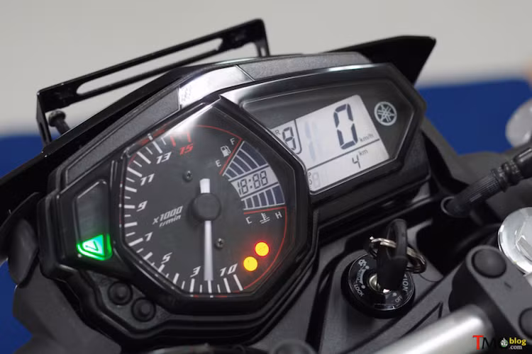 Đồng hồ cơ-điện tử đa chức năng giống như trên R25.