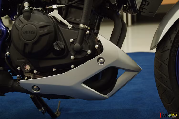 Sở hữu khối máy 2 xi-lanh DOHC, làm mát bằng chất lỏng, phun xăng điện tử dung tích 250cc, hộp số 6 cấp.