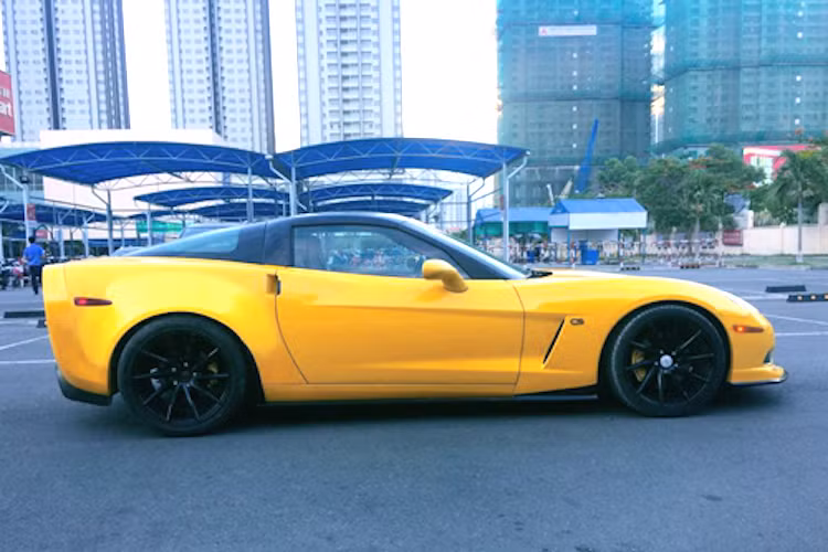 "Dàn chân" của xe được hoàn thiện với bộ mâm Vossen VPS đẳng cấp.