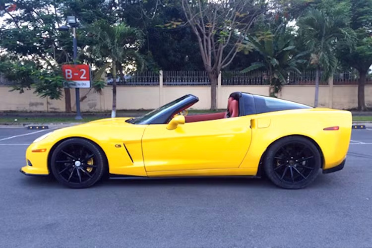  Phiên bản Corvette này còn có mui tháo ra dạng Targa độc đáo.