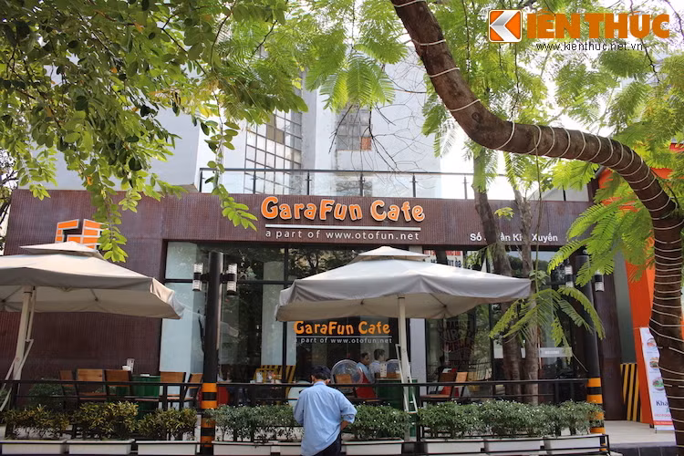 Nằm ngay bên cạnh khu tiếp khách của Tirefun là một quán cafe với tên gọi Garafun.