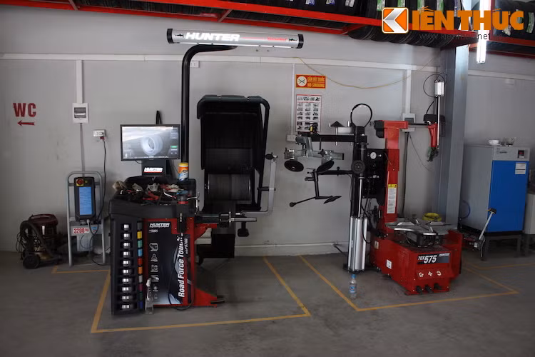 Trong đó, phần nhà xưởng rộng rãi và được đầu tư các thiết bị, máy móc tiên tiến nhất từ hãng Hunter như máy ra vào lốp, máy láng đĩa phanh, cân bằng động...