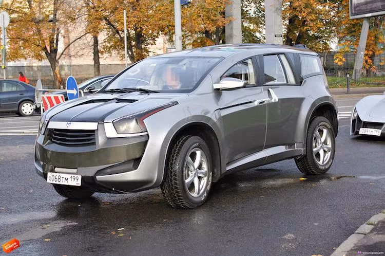 Bên cạnh những dòng xe thể thao, Marussia còn có chiếc SUV F2 cỡ lớn, chỉ được sản xuất 300 chiếc vào năm 2012.