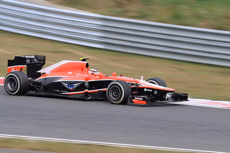 Tuy nhiên, vào tháng 4/2014, Marussia đã đột ngột xin chính phủ Nga phá sản do không tìm được nhà đầu tư. Đội đua của hãng cũng bị giải thể và thanh lý vào tháng 12/2014.