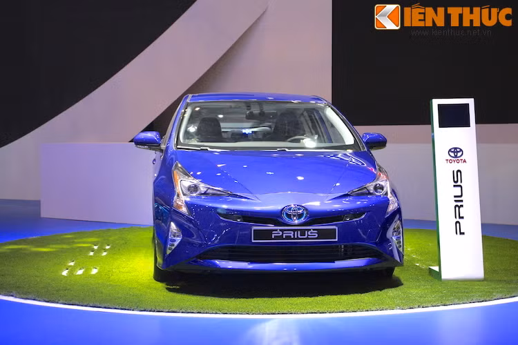 Chiếc xe được trang bị động cơ 4 xi-lanh 1.8l cùng với mô-tơ điện từ thế hệ trước, đạt tổng công suất 168 mã lực. Ngoài ra Prius còn có sẵn gói công nghệ an toàn Toyota Safety Sense và hệ thống phục hồi lực phanh thừa thành điện năng, tương tự như những chiếc xe đua F1.