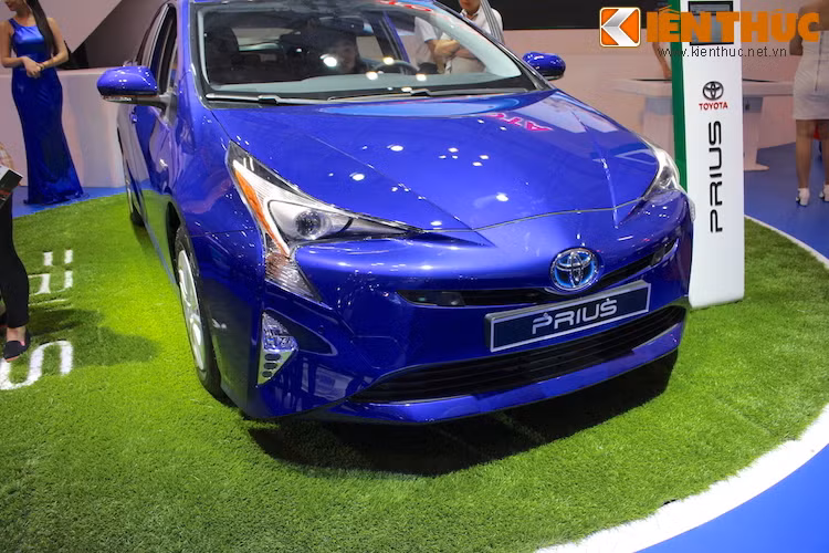 Tính tới nay, Toyota Prius đã trải qua tổng cộng là 4 thế hệ, trong đó thế hệ mới nhất được trưng bày tại triển lãm ôtô Việt Nam mới chỉ được ra mắt lần đầu trên Thế giới vào tháng 9/2015.