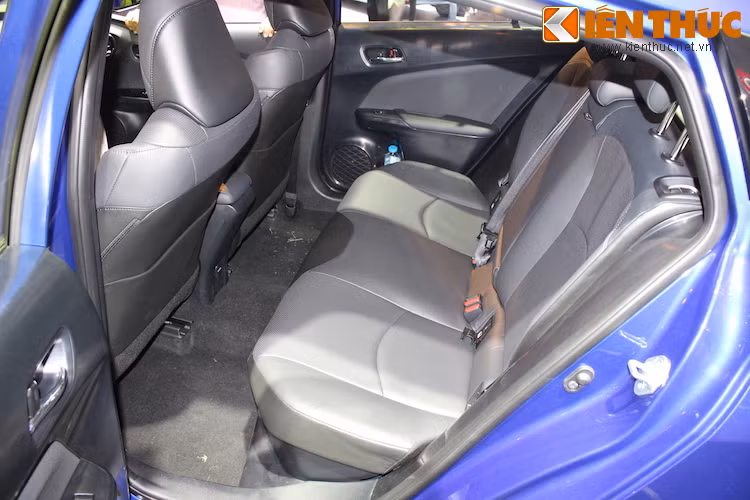 Hàng ghế phía sau có không gian để chân rộng rãi, nhưng trần lại khá thấp. Hệ thống điều hòa trung tâm cho hàng ghế sau thậm chí còn không được trang bị cho xe.
