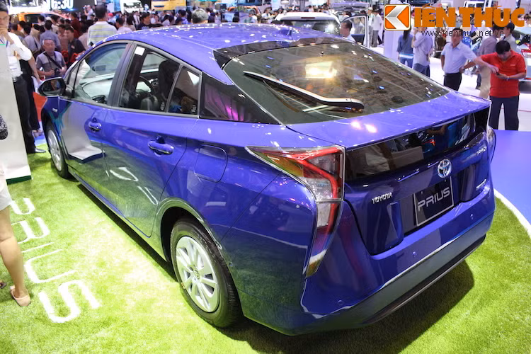 Prius thế hệ thứ 4 cũng là mẫu xe đầu tiên của Toyota sử dụng nền tảng chassis chung toàn cầu dành cho các dòng xe mới của hãng, với tên gọi TNGA.