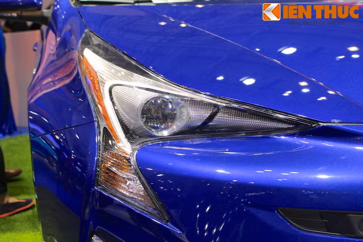 Giống như thế hệ thứ 3, Prius cũng được thiết kế với thân xe hình nêm để đạt hệ số cản khí động học thấp nhất có thể, từ đó dẫn tới việc tiết kiệm nhiên liệu.