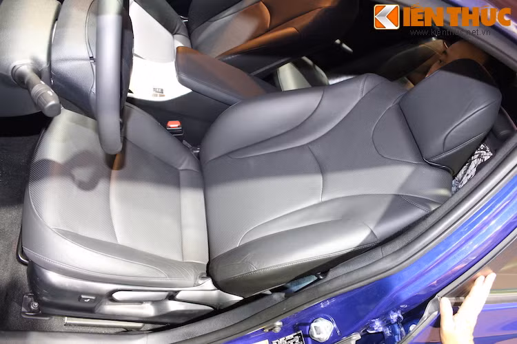 Ghế ngồi trước của xe chỉ có khả năng điều chỉnh điện lên xuống, thay vì chỉnh điện hoàn toàn. Thậm chí ngay trong triển lãm VMS, nhiều mẫu xe bình dân cũng còn "vượt mặt Prius khi có tính năng này.