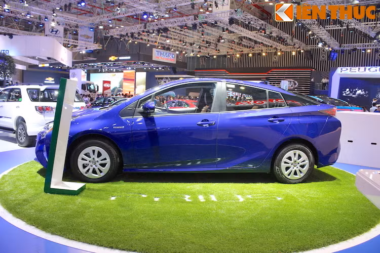Ngoài ra, kiểu dáng của Prius mới còn chịu ảnh hưởng sâu sắc từ mẫu xe chạy tế bào nhiên liệu hydro Mirai, vốn là phiên bản sản xuất đại trà của chiếc concept FCV mà Toyota cũng trưng bày ngay tại CMS 2015.