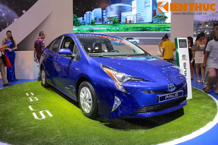 Toyota Prius là mẫu hatchback cỡ trung, được ra mắt lần đầu vào năm 1997 tại Nhật. Prius chính là mẫu xe với hệ động lực kết hợp giữa xăng - điện (hybrid) đầu tiên được sản xuất hàng loạt trên Thế giới.