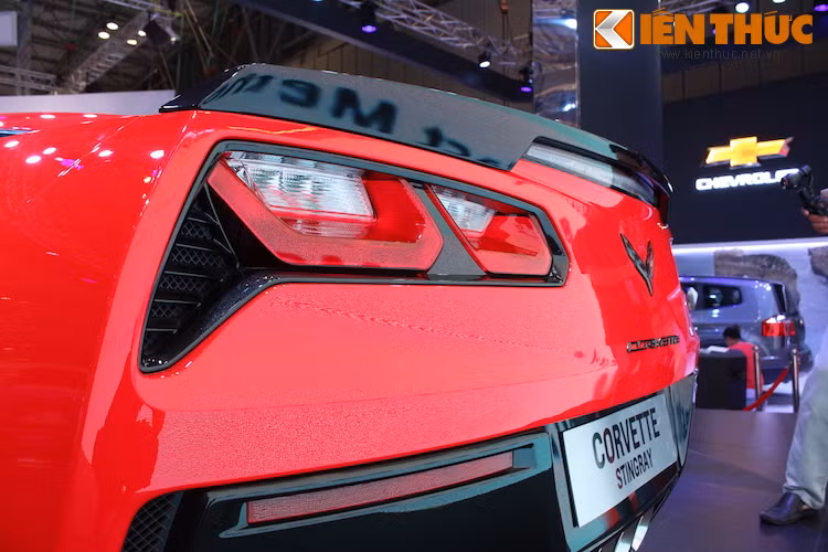 Phần đuôi xe có đèn hậu được thiết kế lấy cảm hứng từ dòng Camaro. Hệ thống 4 ống xả đặt dàn ngang ở chính giữa xe là một đặc trưng chỉ có trên Corvette C7.
