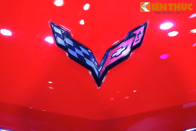 Dù là một mẫu xe của Chevrolet nhưng Corvette lại mang logo riêng đặc trưng của dòng xe, với 2 lá cờ về đích đặt cạnh cờ với logo chữ thập của Chevrolet và biểu tượng hoa bách hợp.