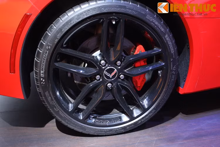 Các bánh xe có kích thước 20 inch, hoàn thiện trong màu sơn đen độc đáo và sử dụng thiết kế 5 cánh kép.