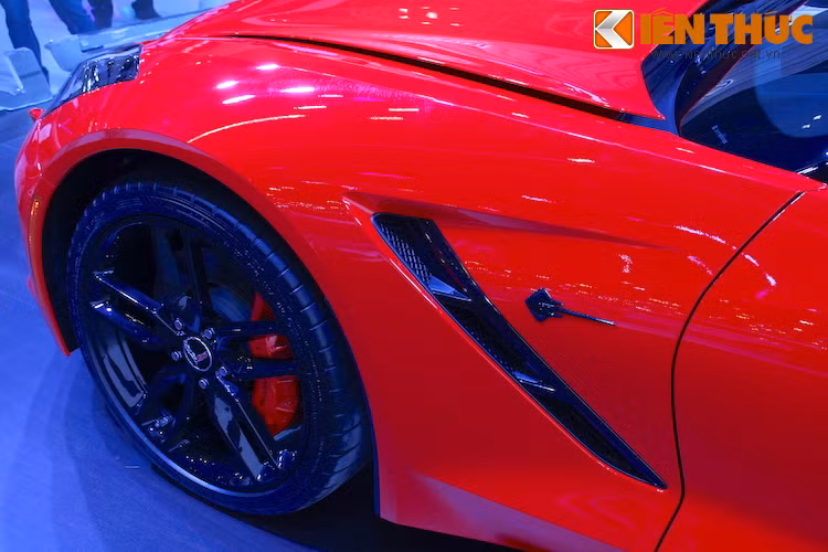 Hai bên vè xe được "trổ" thêm các khe tản nhiệt dạng "mang cá mập" - một đặc điểm xuất hiện lần đầu trên mẫu concept Corvette Mako Shark II 1965.