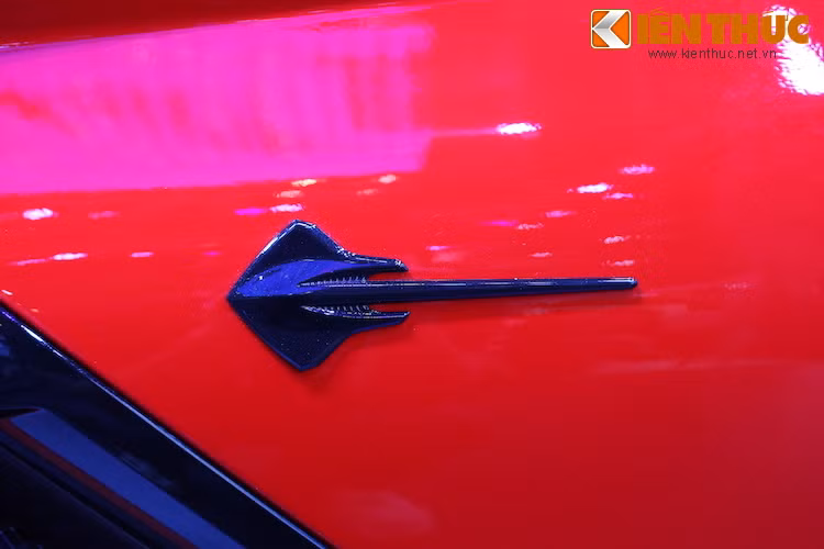 Trong tiếng Anh, "Stingray" có nghĩa là con cá đuối, đó là lý do vì sao chiếc Corvette C7 có 2 logo mang hình loài động vật này đặt ở hai bên vè trước.