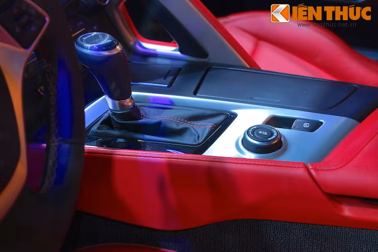 Sức mạnh của động cơ được truyền tới cầu sau thông qua hộp số sàn 7 cấp hoặc tự động 6 cấp, giúp xe có thể tăng tốc từ 0-100 km/h trong 3,7 giây và tốc độ tối đa gần 300 km/h.