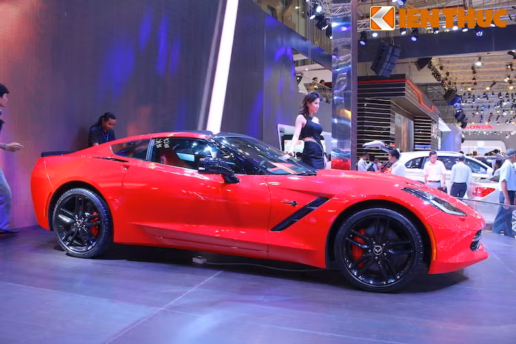 Với thế hệ mới nhất, Corvette đã tiếp nối truyền thống đặt tên Stingray của thế hệ thứ 3 (C3), đồng thời cũng là một "bước tiến hóa" của dòng xe với lối thiết kế mới sắc sảo hơn, hướng tới nhóm khách hàng trẻ hơn.