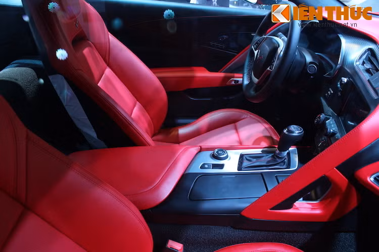 Không chỉ có những chiếc ghế da thể thao cao cấp và khoang lái kiểu dáng bắt mắt hơn, Corvette C7 còn được tích hợp đầy đủ các trang bị tiện nghi và hệ thống thông tin giải trí hiện đại.
